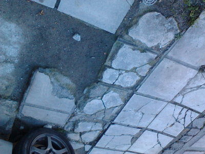 Σπασμένα πλακάκια πεζοδρομίου, άσχημη εικόνα σε πολυσύχναστο πεζοδρόμιο κοντά στο Δημαρχείο