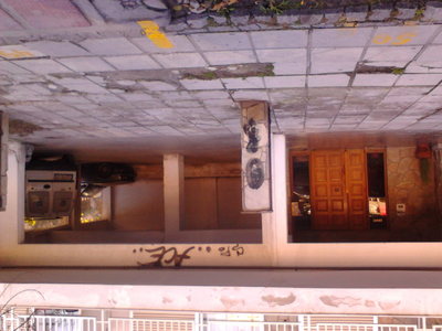 Σπασμένα πλακάκια πεζοδρομίου, άσχημη εικόνα σε πολυσύχναστο πεζοδρόμιο κοντά στο Δημαρχείο