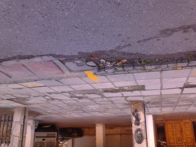 Σπασμένα πλακάκια πεζοδρομίου, άσχημη εικόνα σε πολυσύχναστο πεζοδρόμιο κοντά στο Δημαρχείο