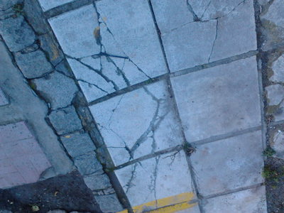 Σπασμένα πλακάκια πεζοδρομίου, άσχημη εικόνα σε πολυσύχναστο πεζοδρόμιο κοντά στο Δημαρχείο