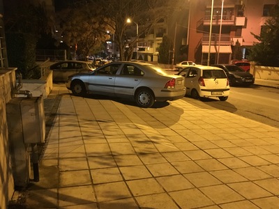 Μόνιμη στάθμευση στο πεζοδρομιο