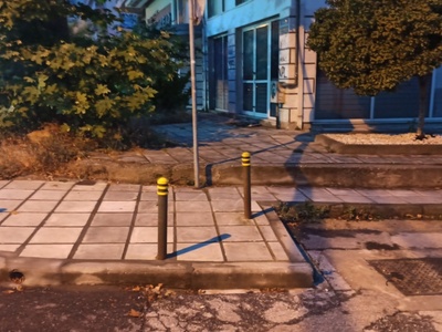 Αδυνατη διέλευση απο το πεζοδρόμιο