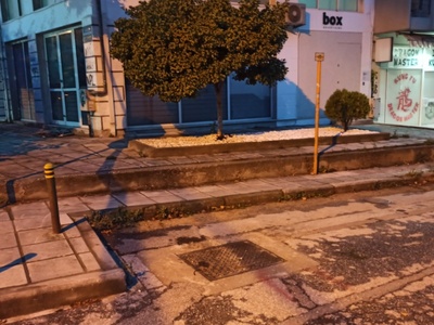 Αδυνατη διέλευση απο το πεζοδρόμιο