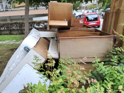 Πεταμένα έπιπλα μέσα σε πάρκο ΣΟΣ
