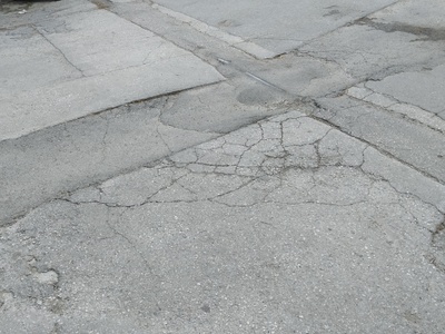 Δρόμος με λακούβα και ράμπα αναπήρων