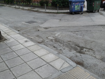 Δρόμος με λακούβα και ράμπα αναπήρων