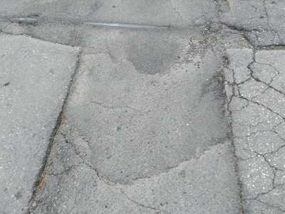 Δρόμος με λακούβα και ράμπα αναπήρων