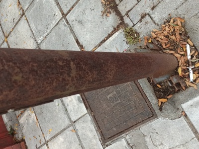 Σκουριασμενες κολώνες φωτισμου