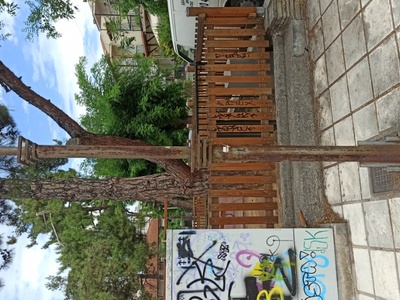 Σκουριασμενες κολώνες φωτισμου