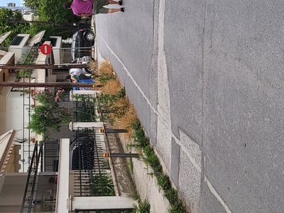 Καθαρισμός πεζοδρομίου και δρομου