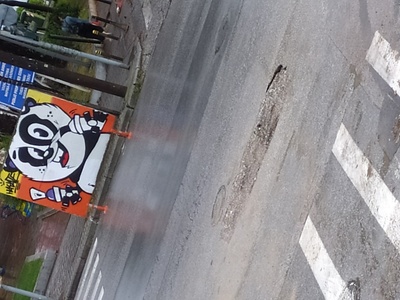 Λακούβα σε κεντρικό δρόμο