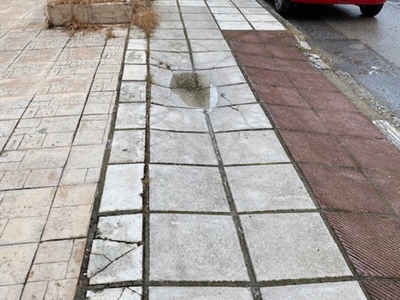 Σπασμενες πλακες πεζοδρομιου