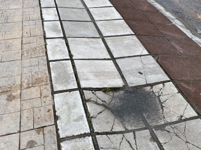 Σπασμενες πλακες πεζοδρομιου