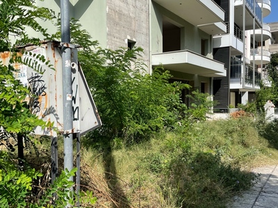 Βλάστηση σε εγκαταλελειμμένη ημιτελή οικοδομή 
