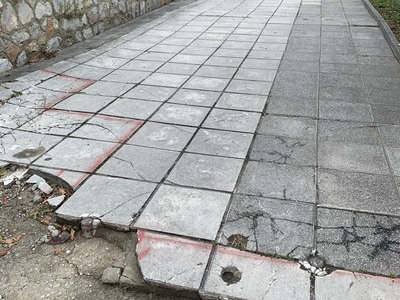 Κατεστραμμενος πεζοδρομος