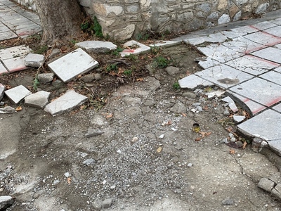 Κατεστραμμενος πεζοδρομος