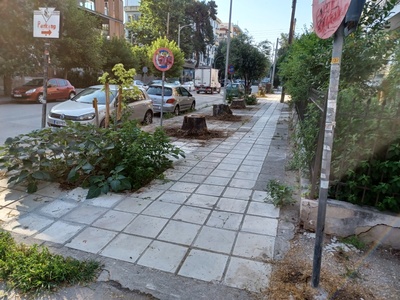 Σκούπισμα πεζοδρομίου μετά από καθαρισμό